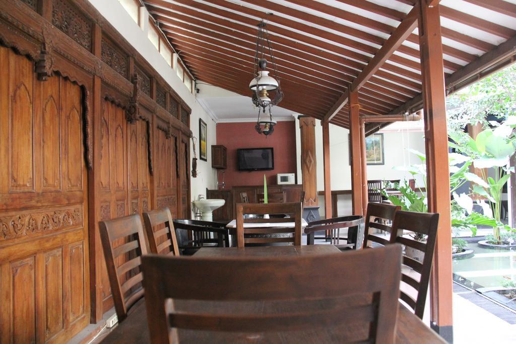 Griya Yunika Hotel Jogjakarta Buitenkant foto