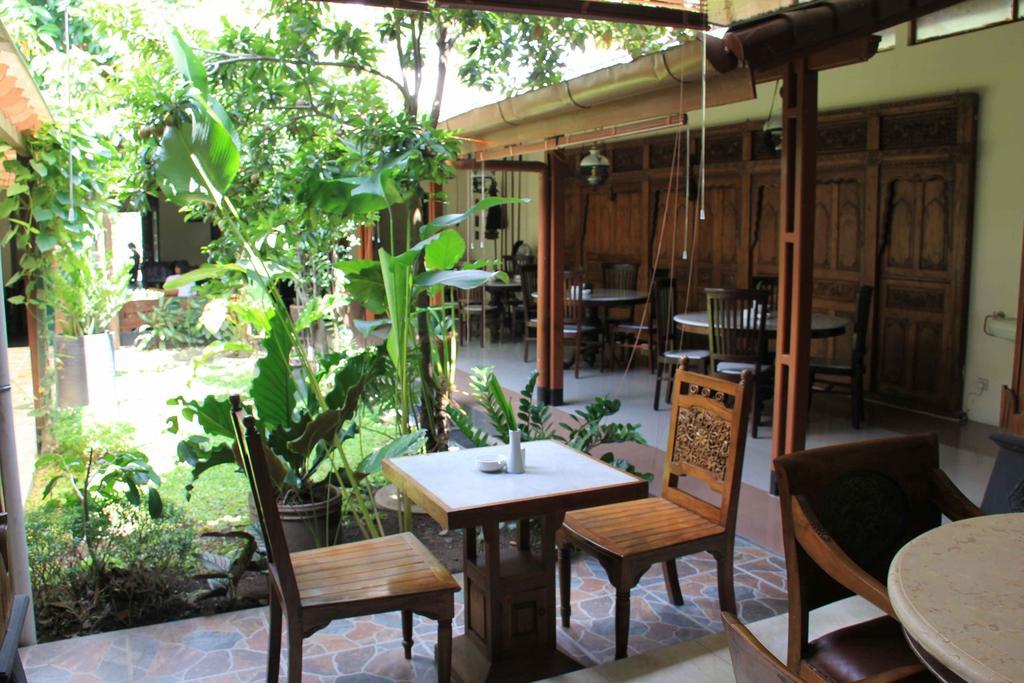 Griya Yunika Hotel Jogjakarta Buitenkant foto