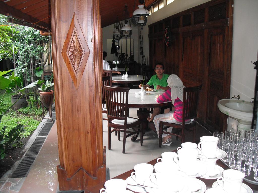 Griya Yunika Hotel Jogjakarta Buitenkant foto