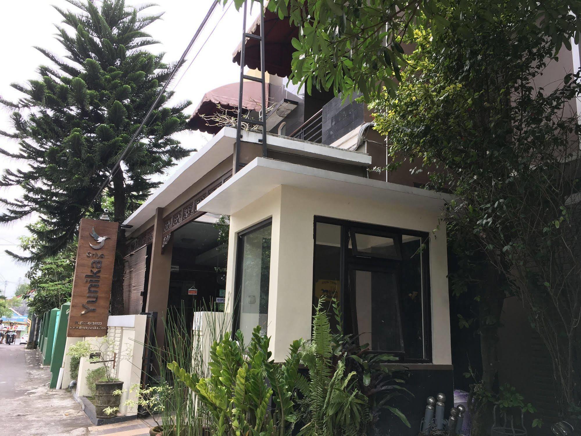 Griya Yunika Hotel Jogjakarta Buitenkant foto