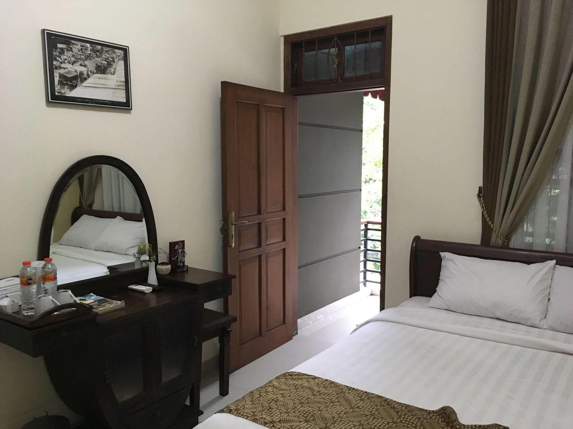 Griya Yunika Hotel Jogjakarta Buitenkant foto