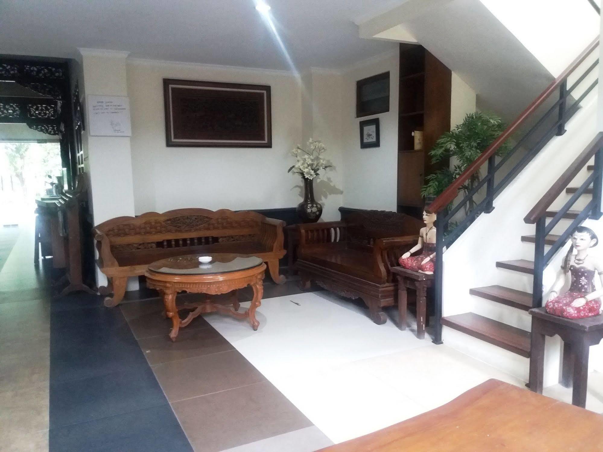 Griya Yunika Hotel Jogjakarta Buitenkant foto