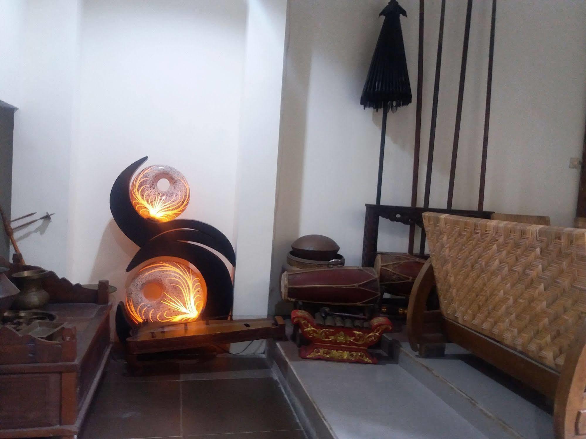 Griya Yunika Hotel Jogjakarta Buitenkant foto