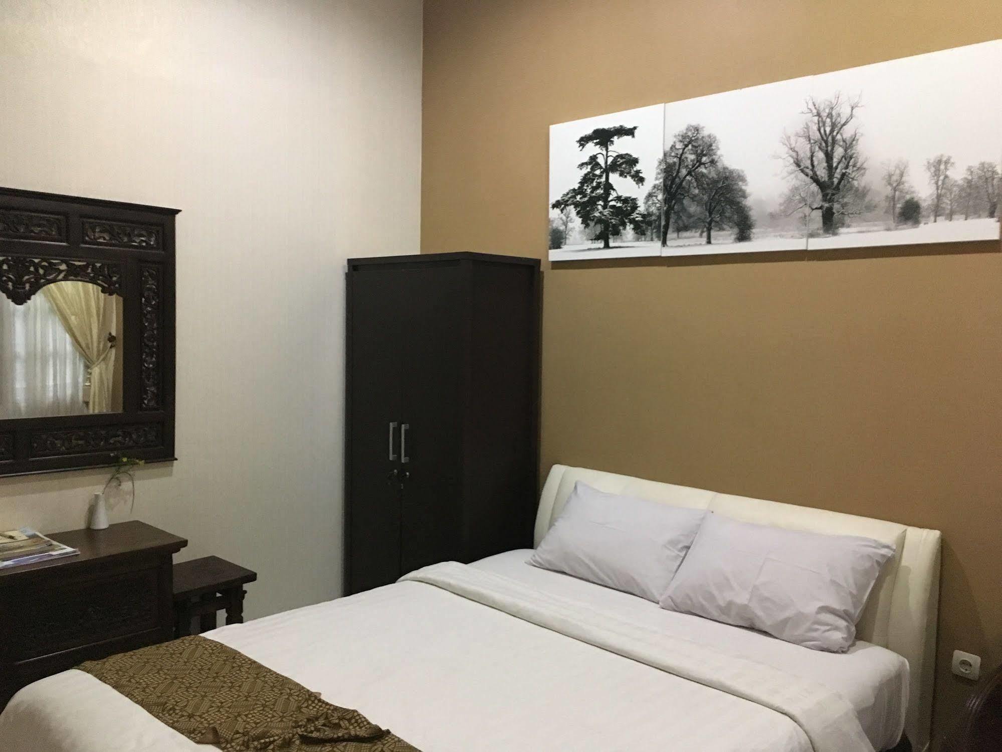 Griya Yunika Hotel Jogjakarta Buitenkant foto
