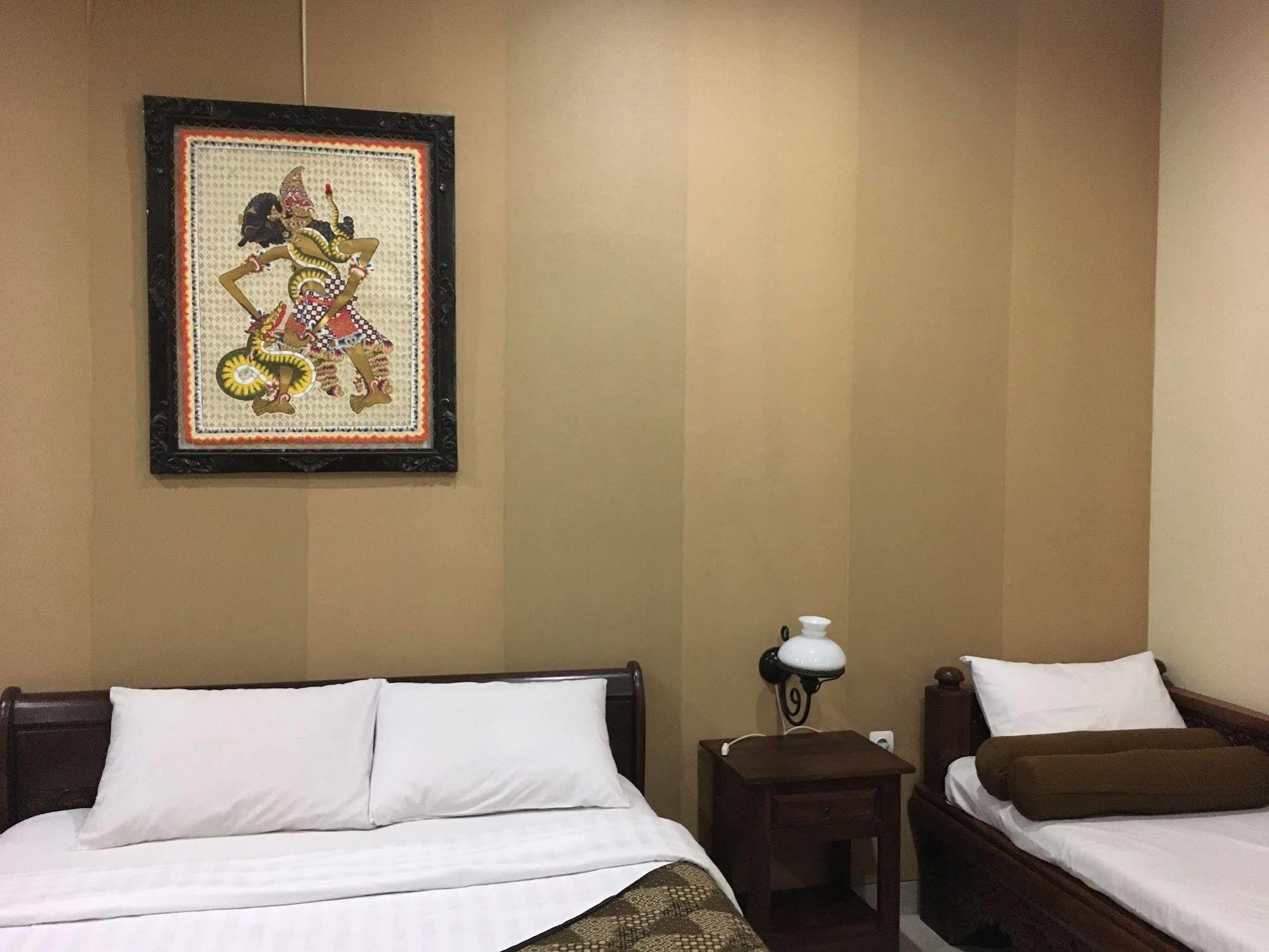 Griya Yunika Hotel Jogjakarta Buitenkant foto