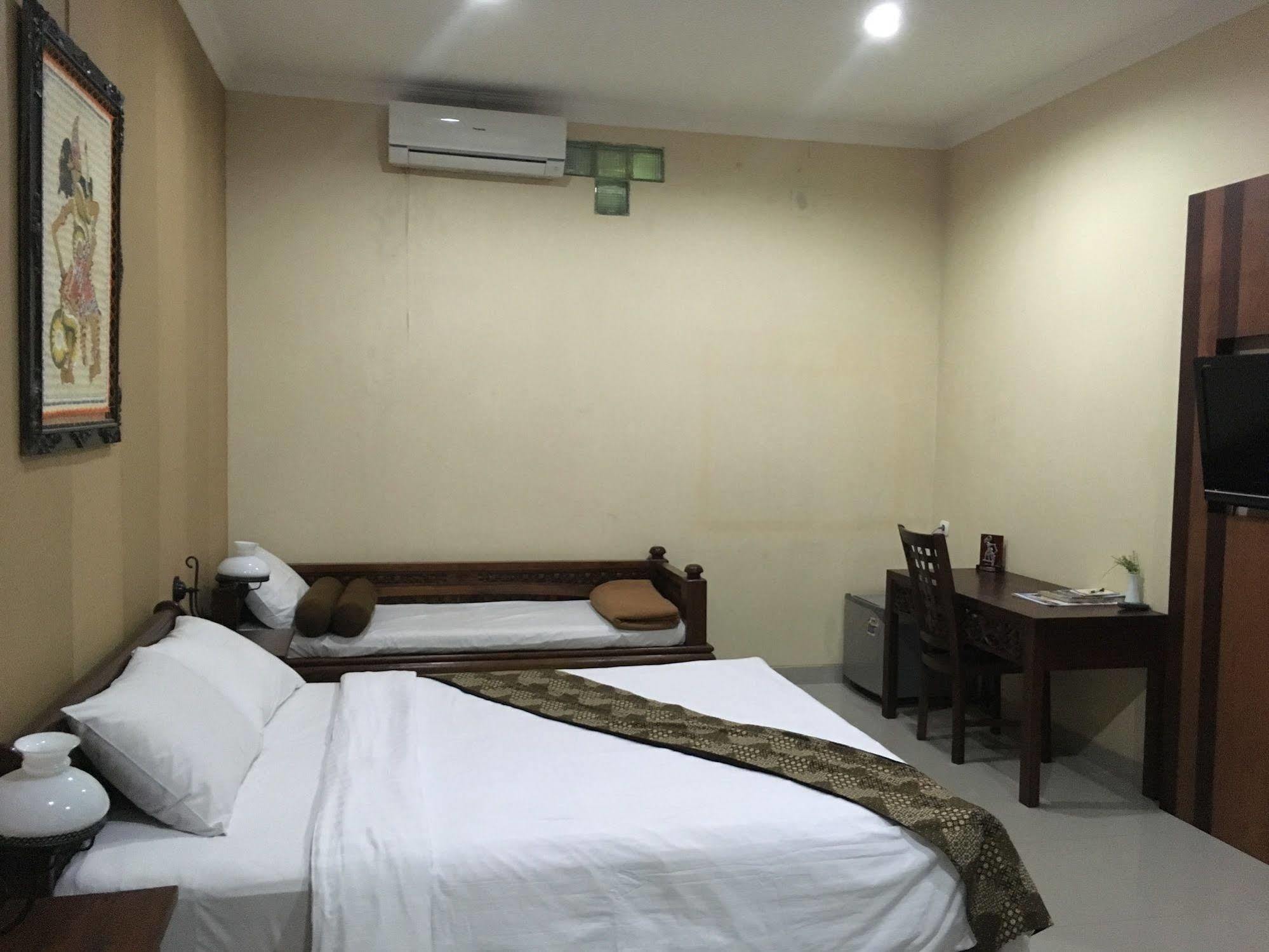 Griya Yunika Hotel Jogjakarta Buitenkant foto
