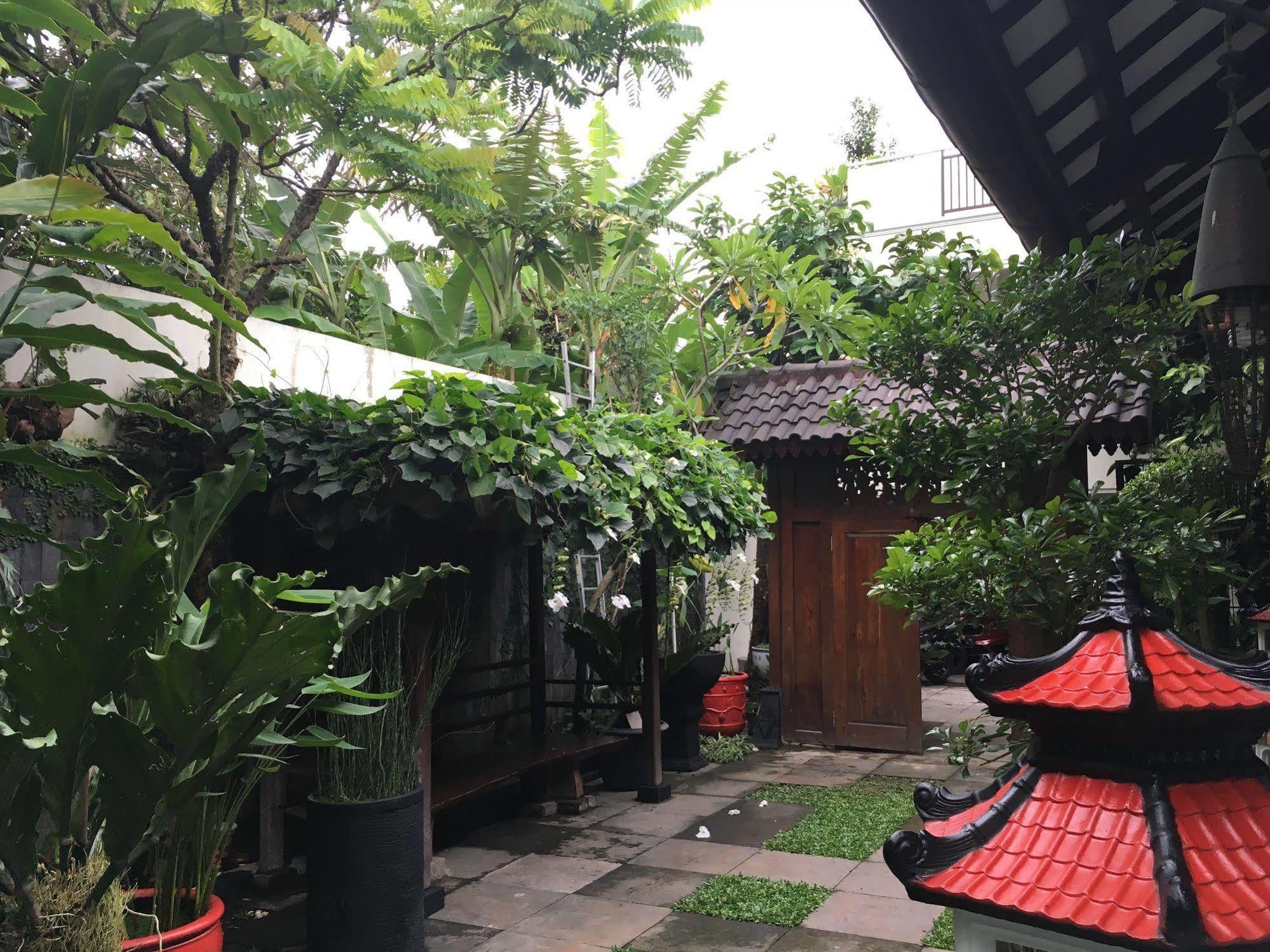 Griya Yunika Hotel Jogjakarta Buitenkant foto