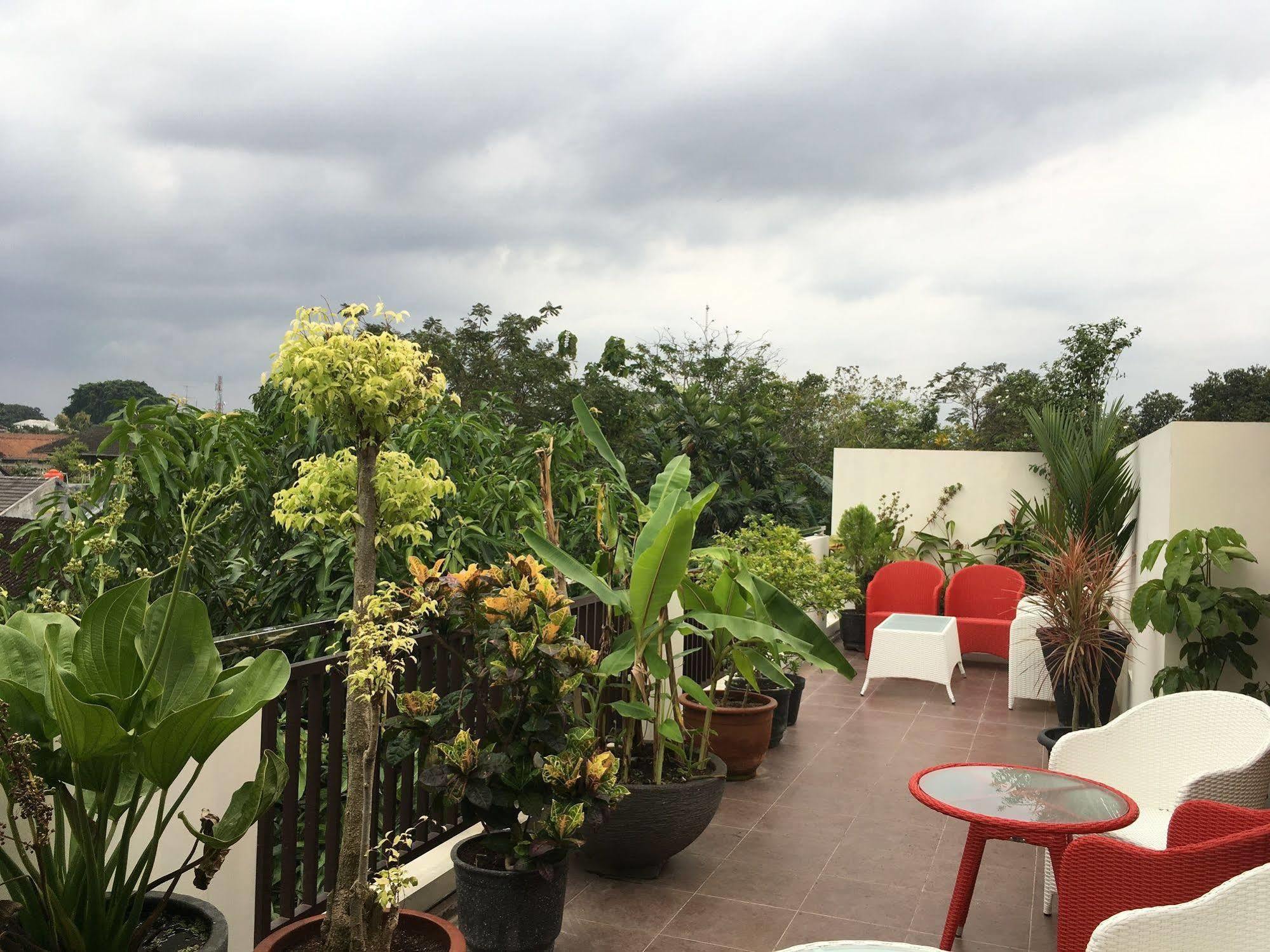 Griya Yunika Hotel Jogjakarta Buitenkant foto