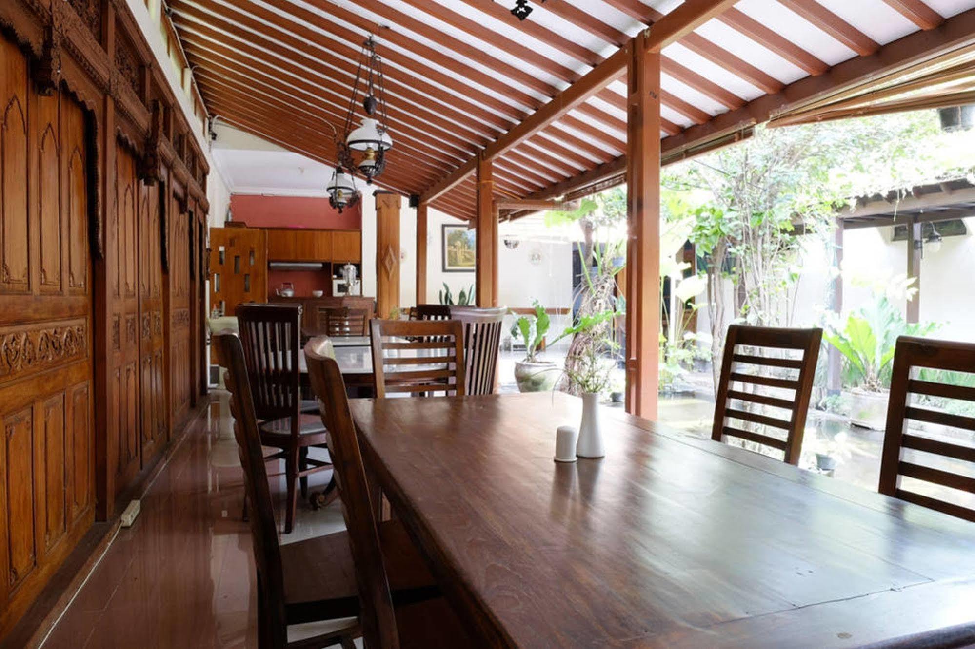Griya Yunika Hotel Jogjakarta Buitenkant foto