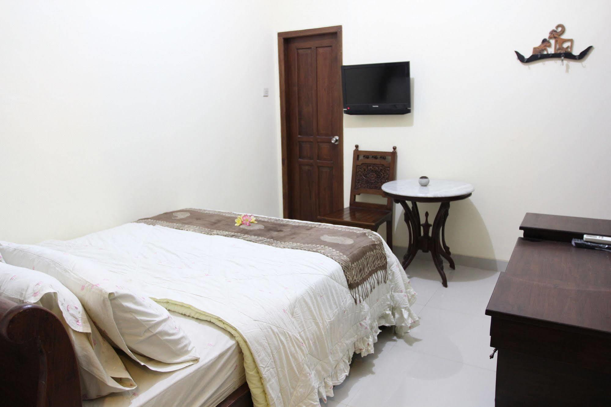 Griya Yunika Hotel Jogjakarta Buitenkant foto
