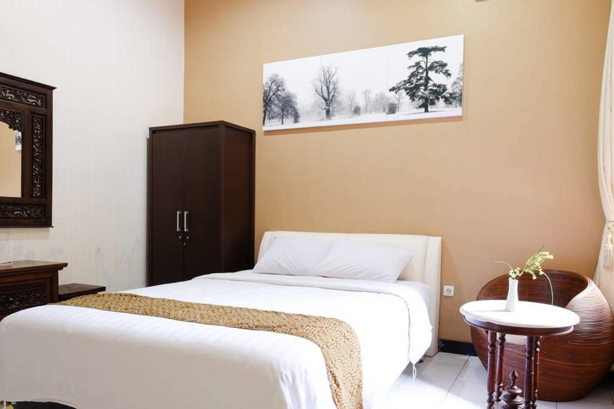 Griya Yunika Hotel Jogjakarta Buitenkant foto
