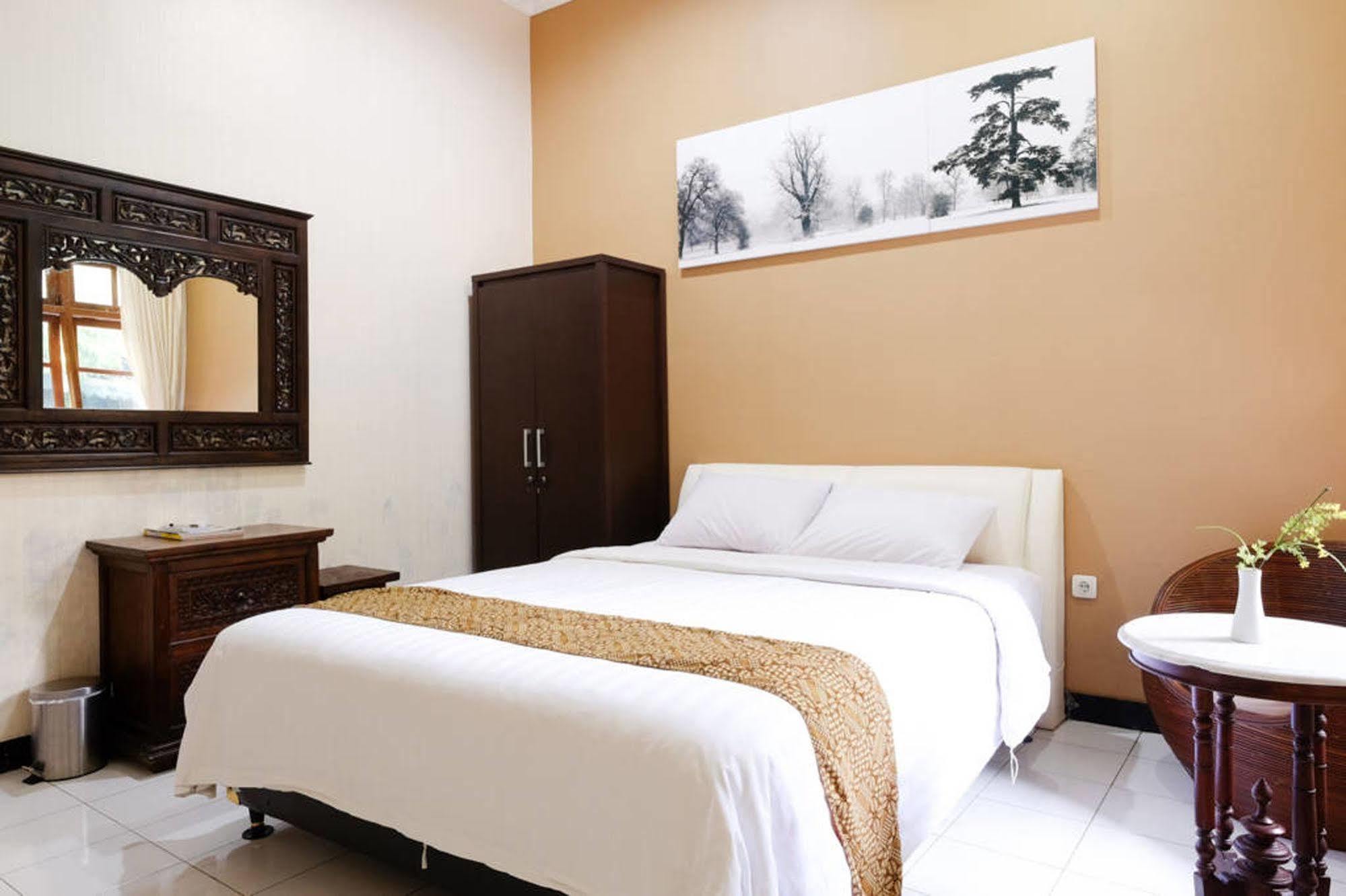 Griya Yunika Hotel Jogjakarta Buitenkant foto