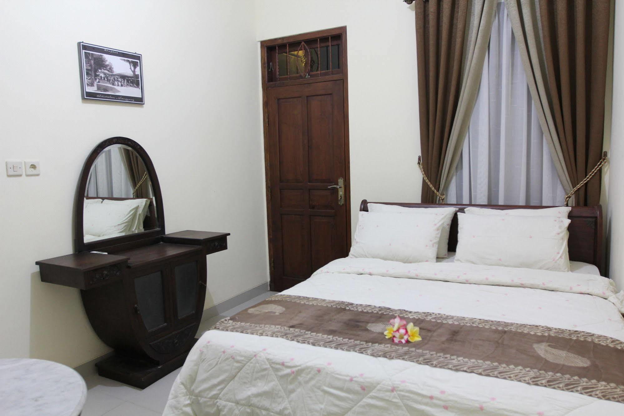 Griya Yunika Hotel Jogjakarta Buitenkant foto