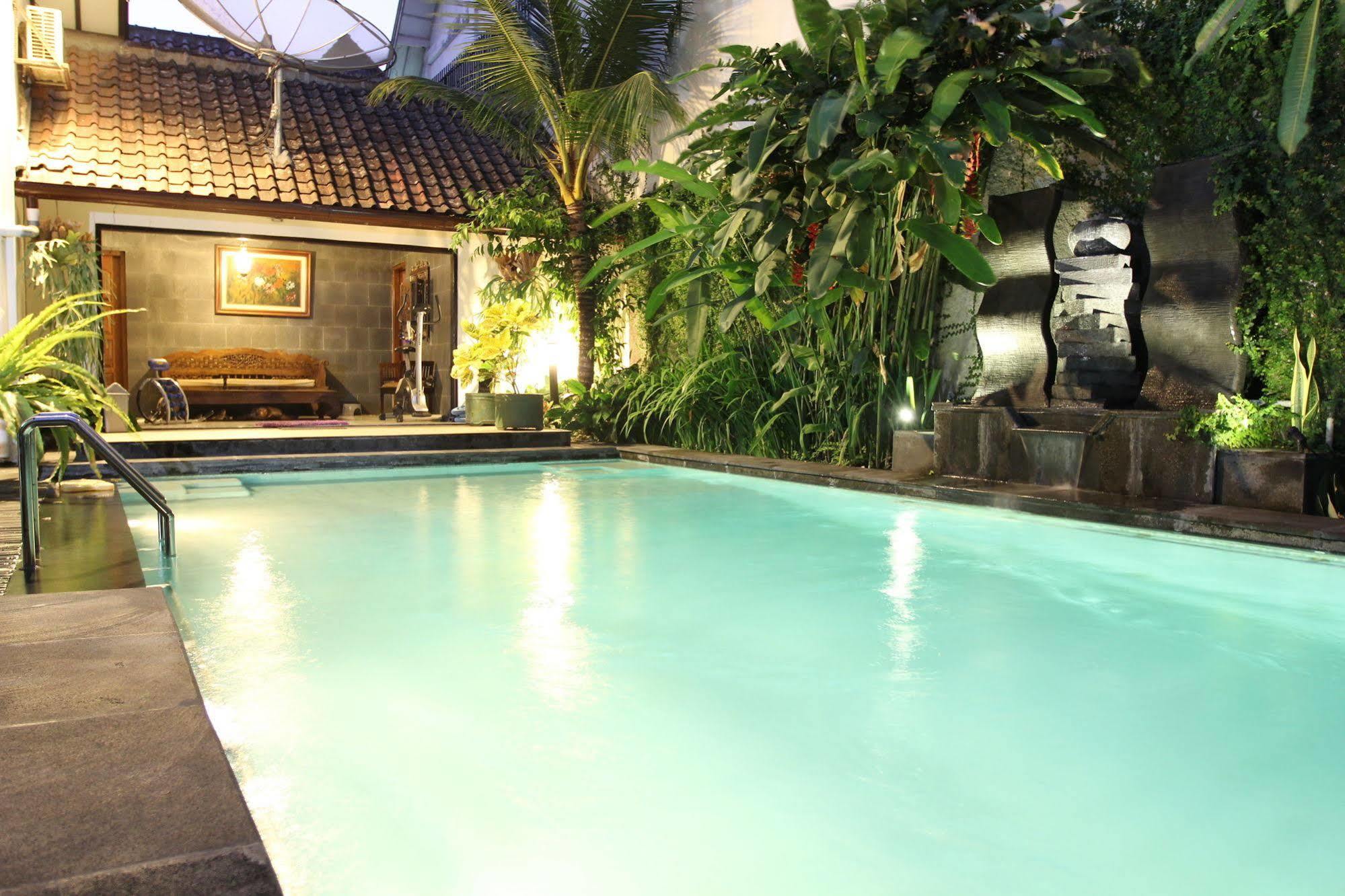 Griya Yunika Hotel Jogjakarta Buitenkant foto