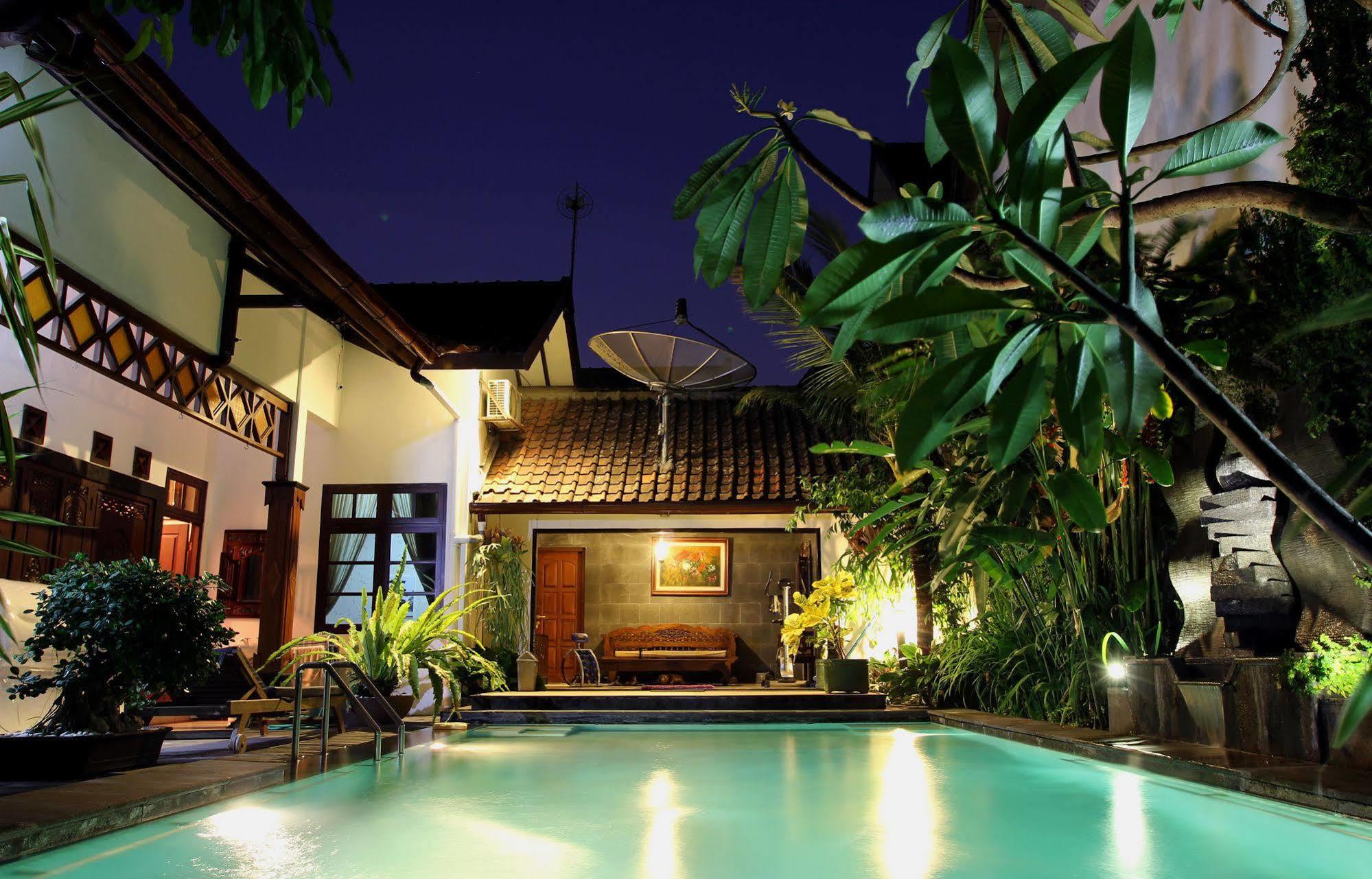 Griya Yunika Hotel Jogjakarta Buitenkant foto